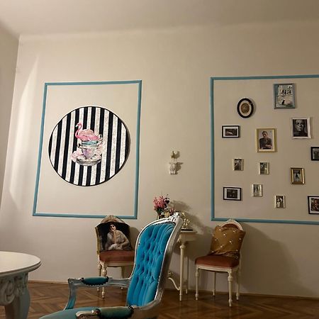 Barbie Baroque Apartment Budapest Exterior photo